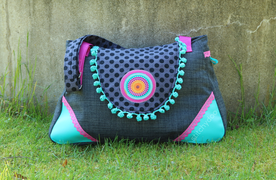 Taschenspieler 2 Sew Along | Klappentasche von stitchydoo in pink türkis und grau mit Häkelborte