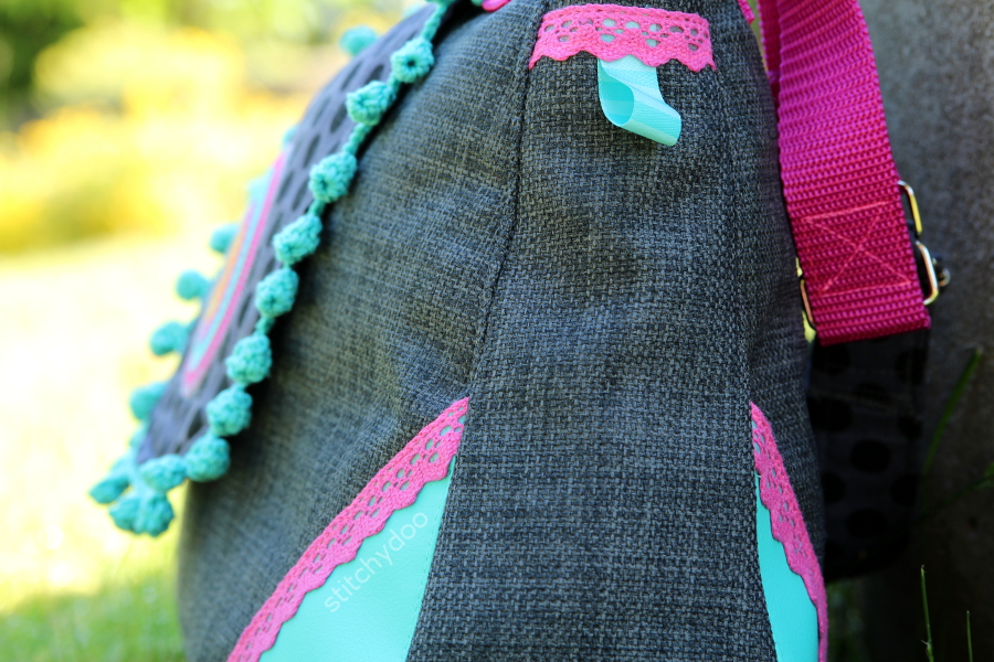 Taschenspieler 2 Sew Along | Klappentasche von stitchydoo in pink türkis und grau mit Häkelborte