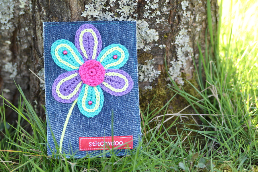 stitchydoo: Stoffkartentausch | Meine Frühlingsboten im April - Häkelblume auf Jeans