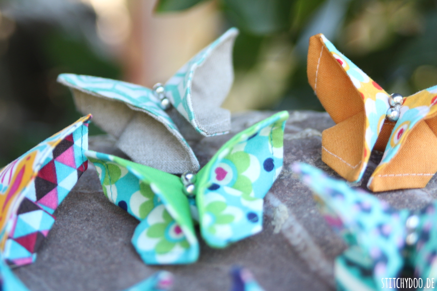 stitchydoo: DIY | Viele bunte Origami-Schmetterlinge aus Stoff
