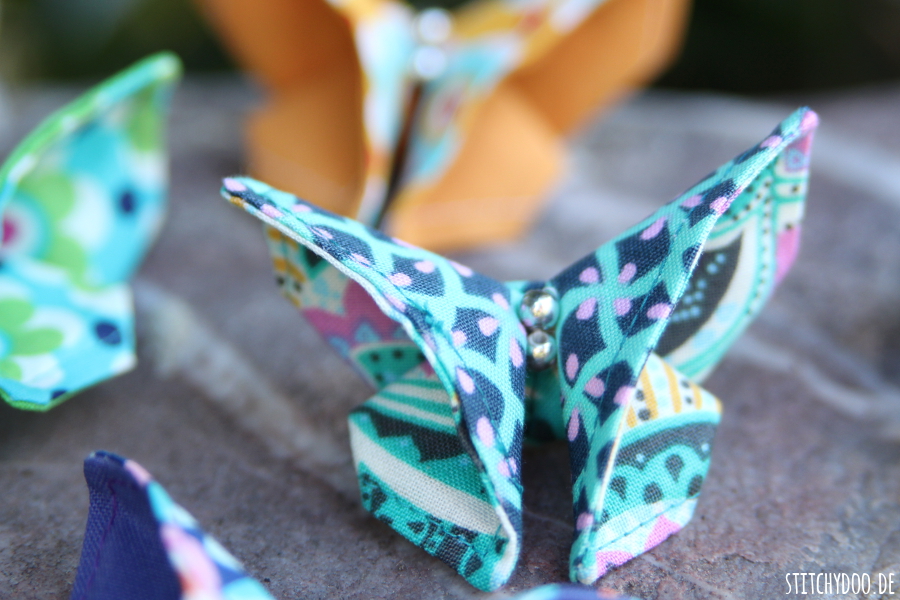stitchydoo: DIY | Viele bunte Origami-Schmetterlinge aus Stoff