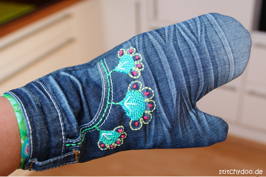 stitchydoo: Mount Denim ade! | Handbestickte Küchenhelferlein aus Jeans - Jeans-Recycling Ofenhandschuhe und Topflappen