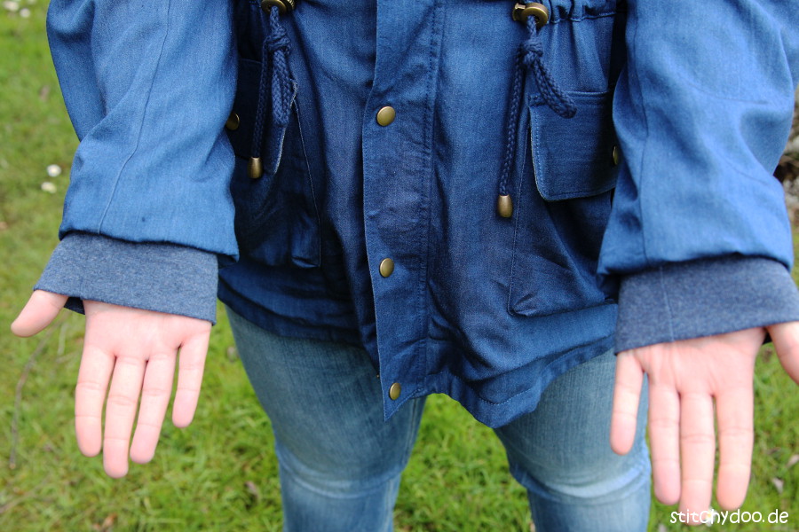 stitchydoo: Wind & Wetter Parka aus blauem Tencel-Chambray in Jeansblau mit versteckten Ärmelbündchen