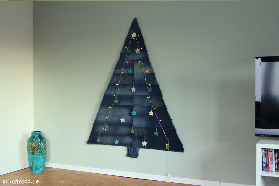 stitchydoo: Jeans-Recycling Weihnachtsbaum - Denimtanne mit Häkelsternen als Anhänger