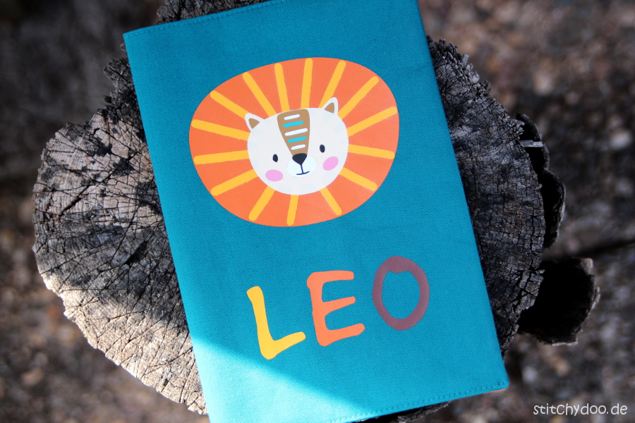 stitchydoo: Eine U-Heft Hülle mit Löwen-Plot für Leo