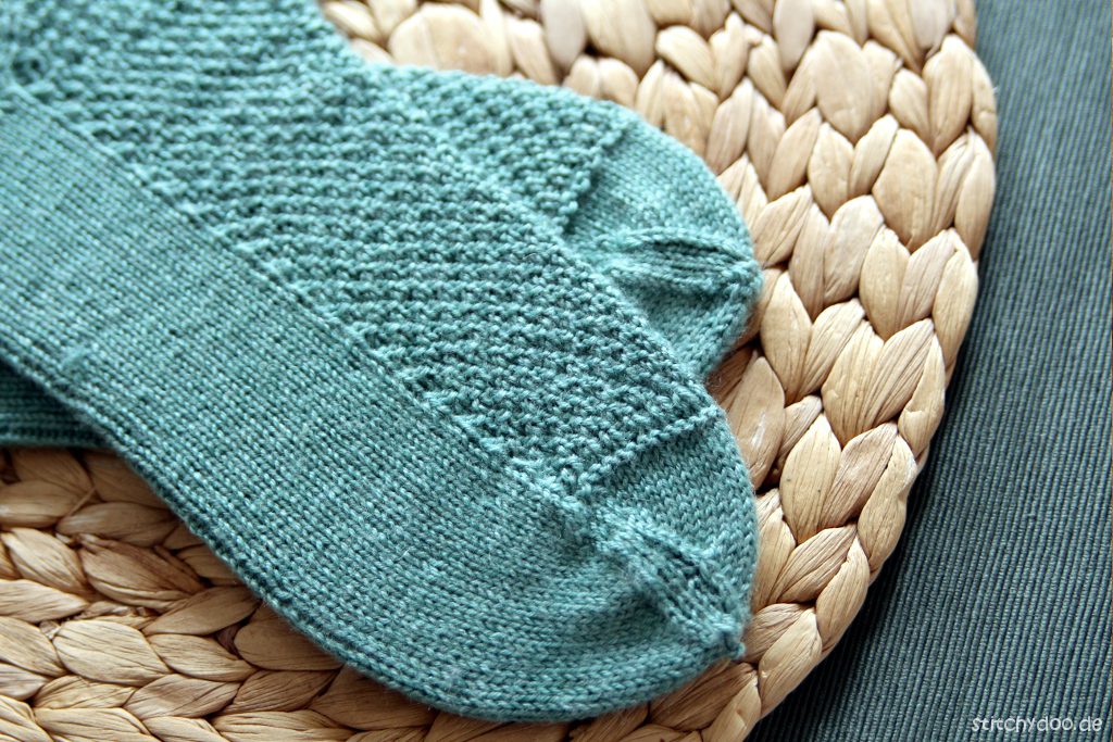 stitchydoo: Sockenpaar Nr. 2 - Perlmuster und Bumerangferse gestrickt aus Regia Premium Silk