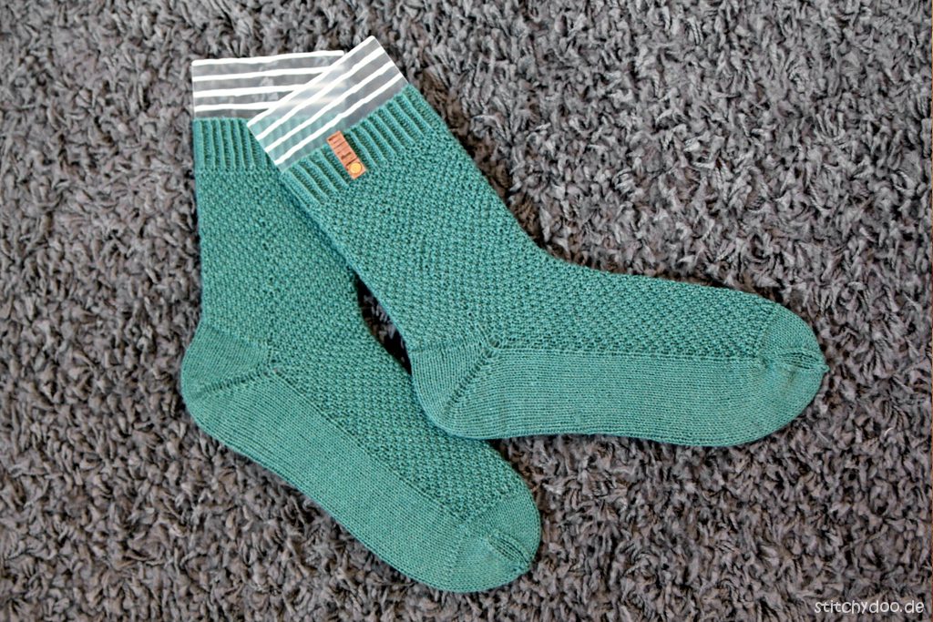stitchydoo: Sockenpaar Nr. 2 - Perlmuster und Bumerangferse gestrickt aus Regia Premium Silk