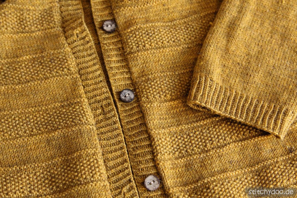 stitchydoo: RVO-Cardigan aus Krönchenwolle in Senfgelb stricken