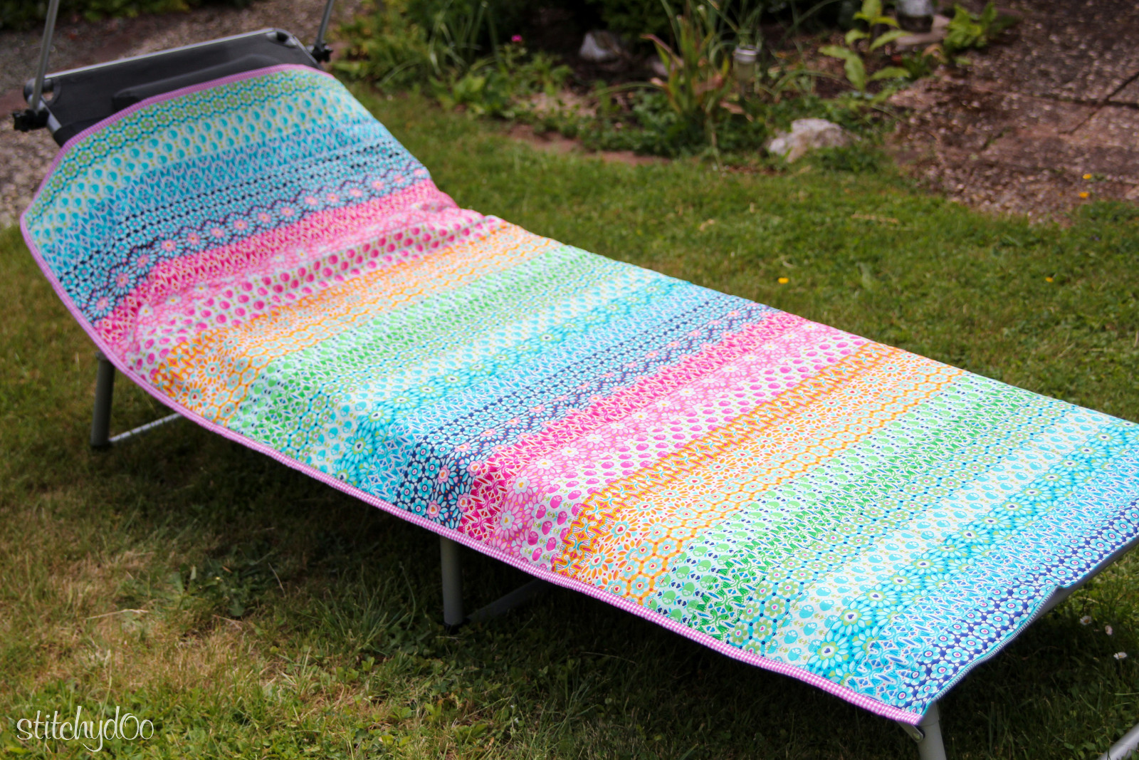 stitchydoo: Liegewiese - Regenbogen Auflage für Sonnenliege