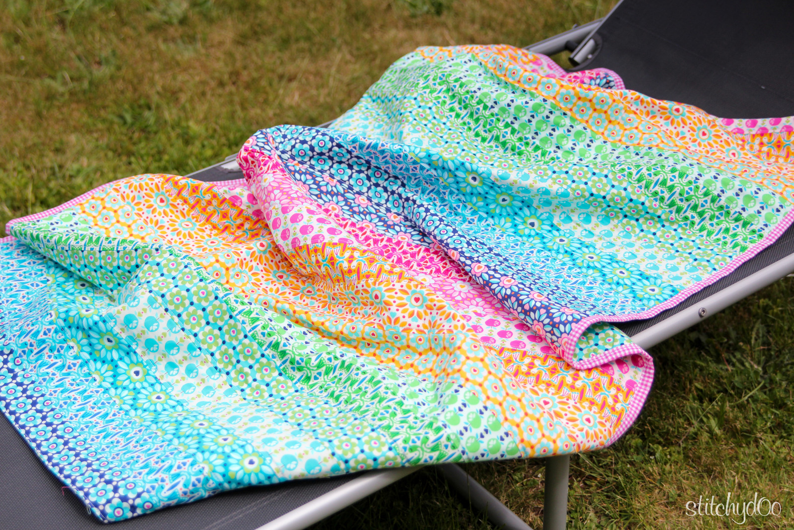stitchydoo: Liegewiese - Patchworkdecke Regenbogen
